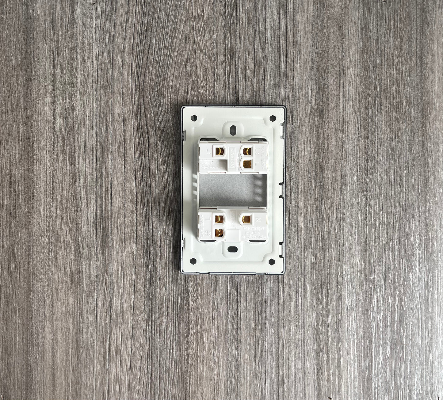 INTERRUPTOR MAS TOMA ZAFIRO DE LUJO (NEGRO-DORADO-PLATEADO)